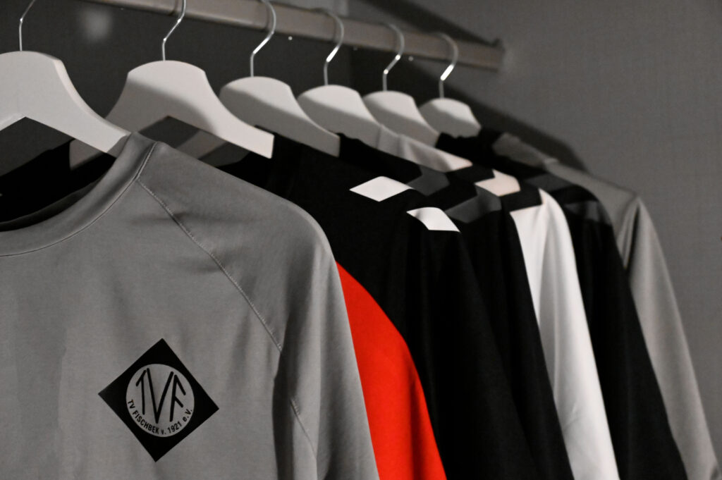 TVF Trikots hängen an der Kleiderstange 